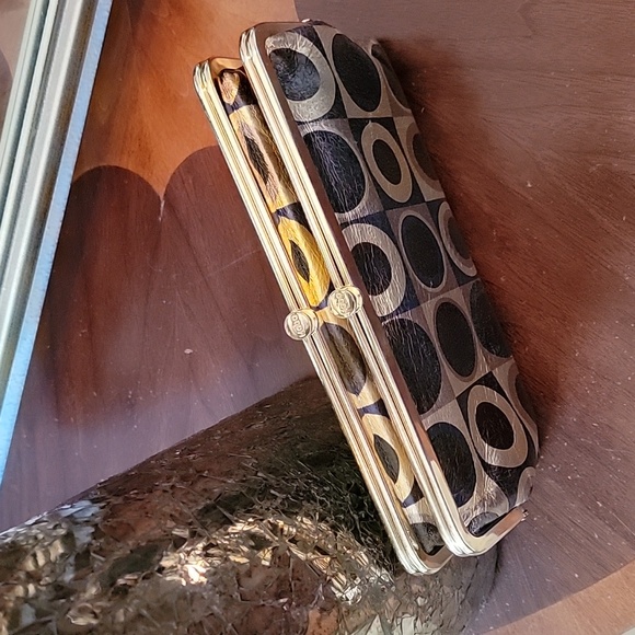 HOBO Lauren Wallet - Picture 2 of 8